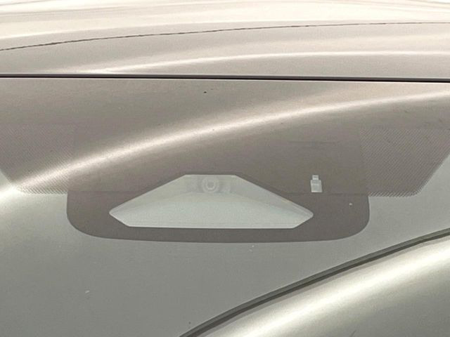 【プリクラッシュセーフティ】前方の車両等を検知し、衝突しそうな時は警報で注意を促し、ブレーキを踏む力をサポート。ブレーキを踏めなかった場合は衝突被害軽減ブレーキが作動、衝突回避をサポートします。