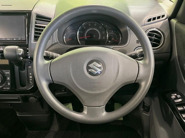 �C���e���A�ɍ��킹���f�U�C���̃X�e�A�����O�́A�^�]�������̂��Ƃ��l���A�^�]���₷���`��A�傫���ł��B�����x�A���ۂɐG���Ă��m���߂��������B