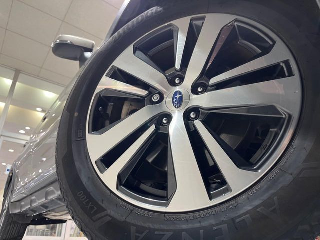 【純正18インチアルミホイール】外観にマッチした純正アルミホイールを装着しております。各種社外アルミホイールや、スタッドレスタイヤも取扱いしております。是非ご相談ください♪