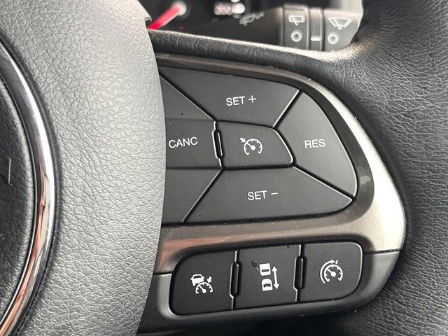 ●レーダークルーズコントロール:前の車との車間距離を一定にとりつつ、一定速度で自動走行してくれる次世代のクルーズコントロール!主に高速道路や自動車専用道路で使用する便利な機能です!