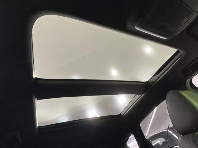 【サンルーフ】開放感たっぷりの希少装備、サンルーフが装着されています!車内に明かりを取り入れたり景色を楽しむ以外にも、車内の空気も簡単に換気できて快適です!