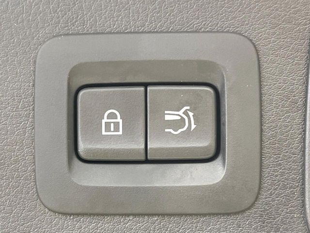 【パワーバックドア】スマートキーや運転席のボタンを押すだけでリアゲートが自動で開閉します!荷物を持っている時や、高い位置にあるバックドアを閉める際に便利な機能です♪