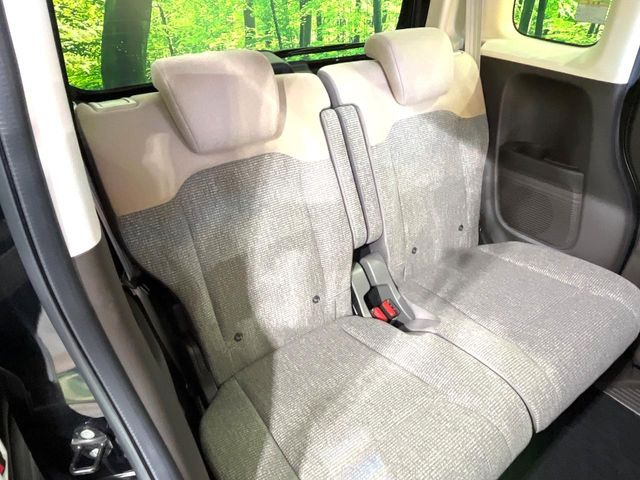 後部座席も気になるようなキズ・汚れやへたり等、大きなダメージはなく、良好な状態です。