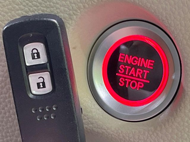 �yHonda�X�}�[�g�L�[�z�J�o����|�P�b�g�ɓ��ꂽ�܂܂ł��h�A�̎{���E�������\�ȃX�}�[�g�L�[�𑕔��B�G���W���̃I���E�I�t�����J�M�����o���K�v����������Ƃ��Ă��֗��ł���