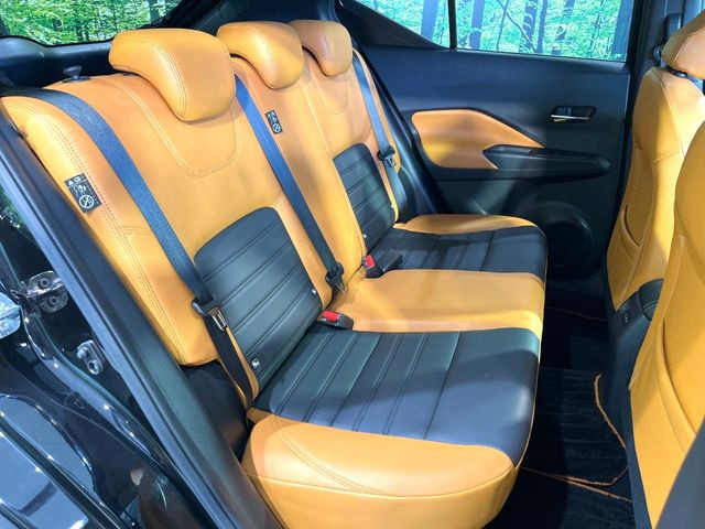 広々とした2列目シートは居住性が高く、居心地も快適!友達や家族とのお出かけにぴったりです。ベビーシートやチャイルドシート使用時も快適にお過ごしいただける十分な空間を確保しています。