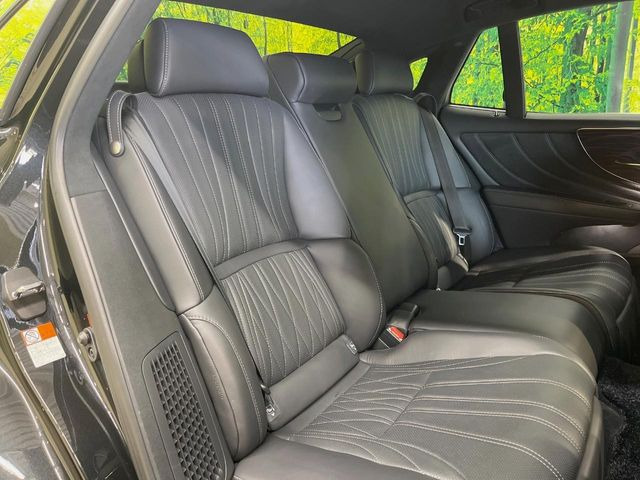 後部座席も気になるようなキズ・汚れやへたり等、大きなダメージはなく、良好な状態です。