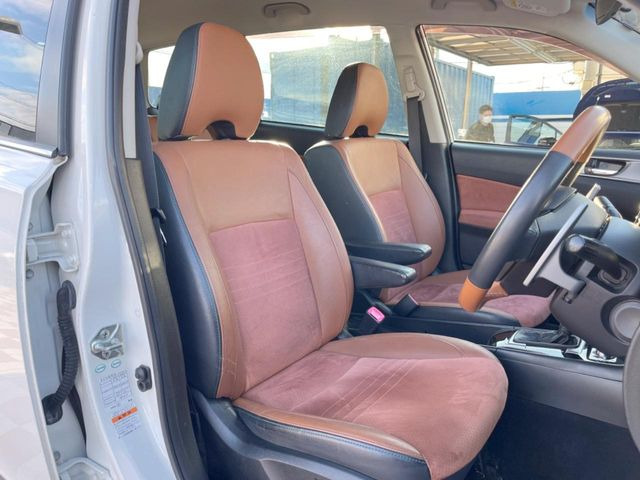 【ブラウンハーフレザーシート】高級感と座り心地を両立した人気のシート♪背面・座面のファブリック素材は、通気性の良さや滑りにくさに優れています。気温や服装に左右されず快適にお乗りいただけます。