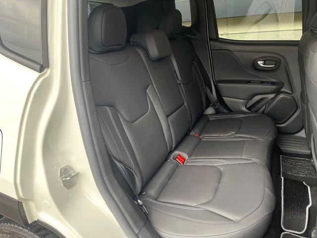 ●後部座席も気になるようなキズ・汚れやへたり等、大きなダメージはなく、良好な状態です。