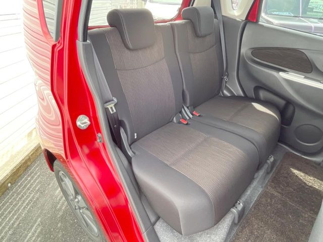 後部座席も気になるようなキズ・汚れやへたり等、大きなダメージはなく、良好な状態です。