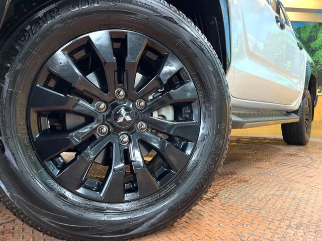 �y�����A���~�z�C�[���z�O�ςɃ}�b�`���������A���~�z�C�[���𑕒����Ă���܂��B�e��ЊO�A���~�z�C�[����A�X�^�b�h���X�^�C�����戵�����Ă���܂��B���񂲑��k����������