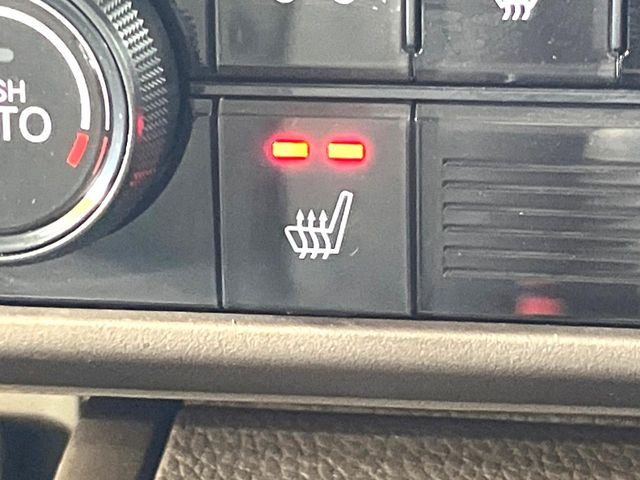 【シートヒーター】寒い日に重宝するシートヒーター!エアコンより早く温まってくれるので寒がりの人も安心ですね♪エアコンの温風は乾燥するから苦手、という方にもをおすすめです。