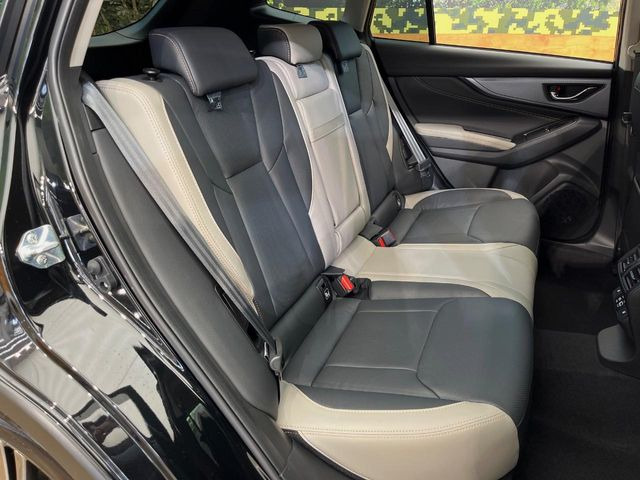 後部座席も気になるようなキズ・汚れやへたり等、大きなダメージはなく、良好な状態です。