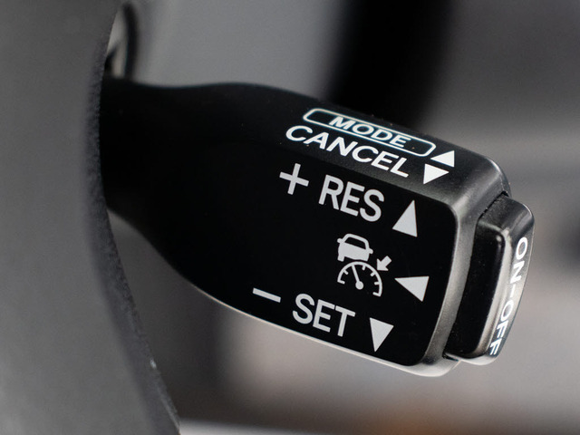 ���[�_�[�N���[�Y�R���g���[��  �~���g���[�_�[�ƒP��J�����Ő�s�Ԃ�F�����A�ԑ��ɉ������Ԋԋ�����ۂ��Ȃ���Ǐ]���s���x�����܂��B