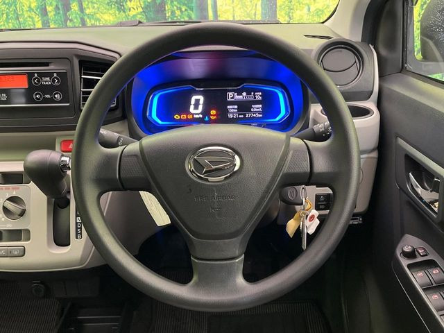 �C���e���A�ɍ��킹���f�U�C���̃X�e�A�����O�́A�^�]�������̂��Ƃ��l���A�^�]���₷���`��A�傫���ł��B�����x�A���ۂɐG���Ă��m���߂��������B