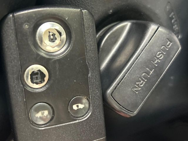 �yHonda�X�}�[�g�L�[�z�J�o����|�P�b�g�ɓ��ꂽ�܂܂ł��h�A�̎{���E�������\�ȃX�}�[�g�L�[�𑕔��B�G���W���̃I���E�I�t�����J�M�����o���K�v����������Ƃ��Ă��֗��ł���