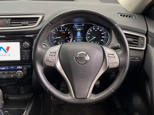 �C���e���A�ɍ��킹���f�U�C���̃X�e�A�����O�́A�^�]�������̂��Ƃ��l���A�^�]���₷���`��A�傫���ł��B�����x�A���ۂɐG���Ă��m���߂��������B