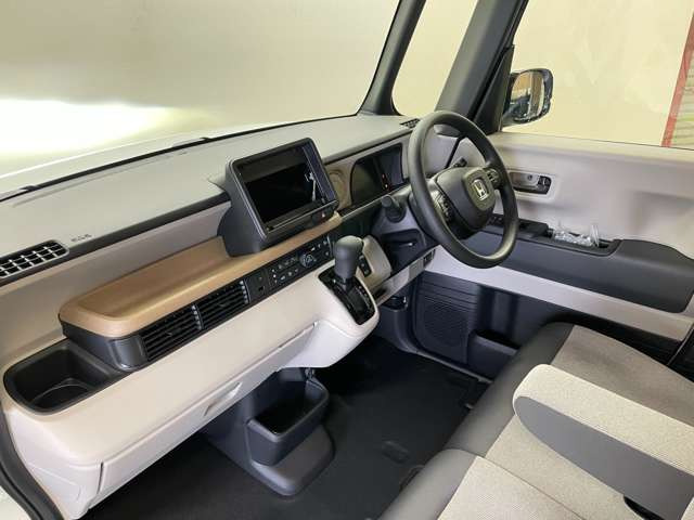 ���D�݂̃I�v�V�����𑕒����Č�[�Ԃ��邱�Ƃ��\�ł��B�i�r�E�o�b�N�J�����EETC�E��ȃt���b�v�_�E�����j�^�[�E�R�[�e�B���O�E�V�[�g�J�o�[�E�h���C�u���R�[�_�[�E�G���W���X�^�[�^�[ �ȂǂȂǎ戵����!