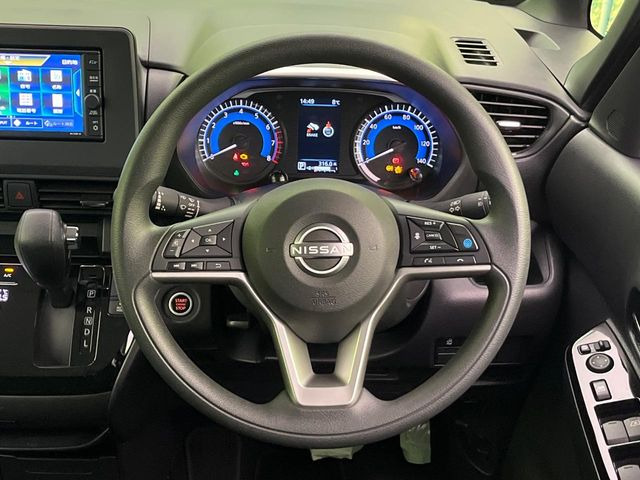 �C���e���A�ɍ��킹���f�U�C���̃X�e�A�����O�́A�^�]�������̂��Ƃ��l���A�^�]���₷���`��A�傫���ł��B�����x�A���ۂɐG���Ă��m���߂��������B