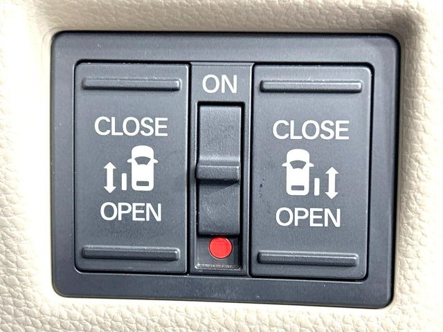 【両側パワースライドドア】スマートキーや運転席のスイッチで後席両側スライドドアの開閉が可能♪電動だから力を入れてドアを開ける必要が無く、小さなお子様でも簡単に開け閉めでき快適です♪