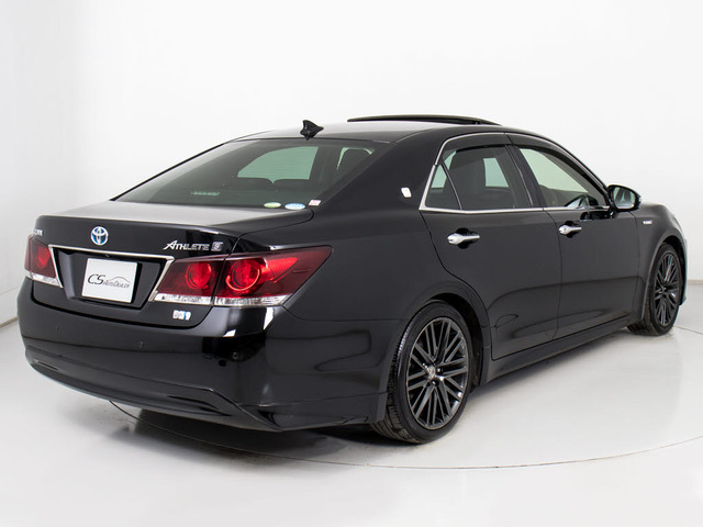 個性的なリアビューで御座います。精悍な佇まいは高級車ならではです。