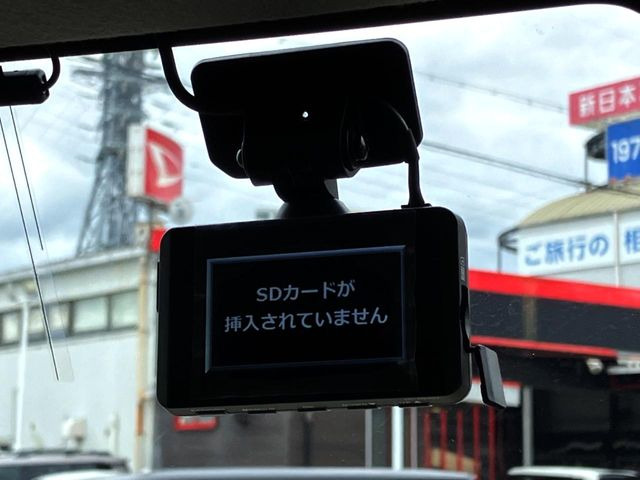 【ドライブレコーダー】安心・安全なカーライフに必須のドライブレコーダーを装備!走行中はもちろん、あおり運転や事故に遭遇した際の状況も映像で記録し、万一のリスクに備えます。