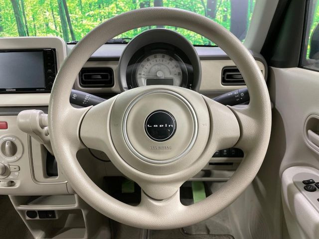 �C���e���A�ɍ��킹���f�U�C���̃X�e�A�����O�́A�^�]�������̂��Ƃ��l���A�^�]���₷���`��A�傫���ł��B�����x�A���ۂɐG���Ă��m���߂��������B