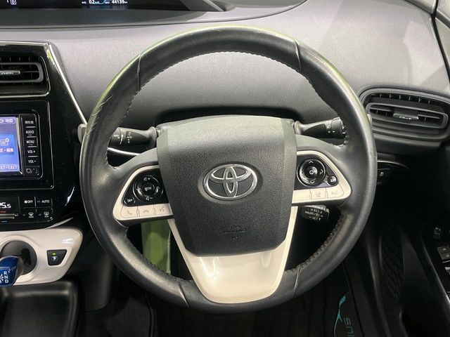 �C���e���A�ɍ��킹���f�U�C���̃X�e�A�����O�́A�^�]�������̂��Ƃ��l���A�^�]���₷���`��A�傫���ł��B�����x�A���ۂɐG���Ă��m���߂��������B