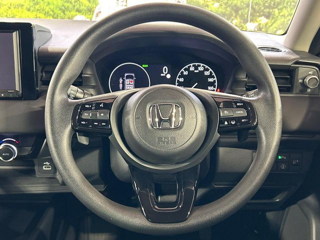 �C���e���A�ɍ��킹���f�U�C���̃X�e�A�����O�́A�^�]�������̂��Ƃ��l���A�^�]���₷���`��A�傫���ł��B�����x�A���ۂɐG���Ă��m���߂��������B