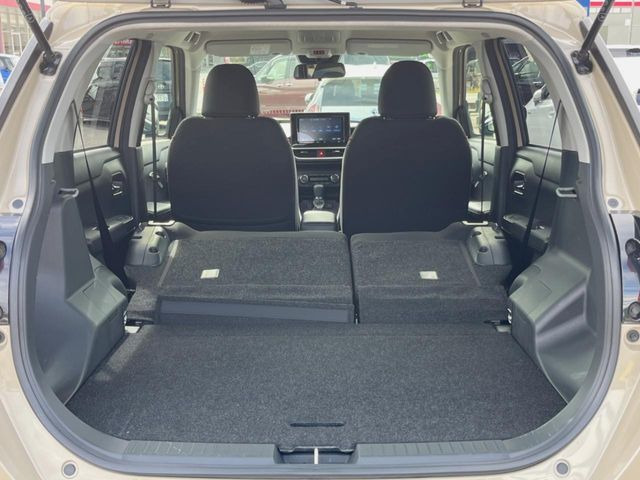 ラゲッジルームは、大容量のスペースを確保。普段のお買い物からレジャーまで、幅広く活躍してくれます!また、リアシートを倒すことでバリエーション豊かにお使いいただけます。
