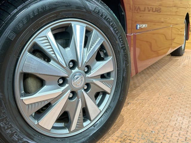 �y����15�C���`�A���~�z�C�[���z�O�ςɃ}�b�`���������A���~�z�C�[���𑕒����Ă���܂��B�e��ЊO�A���~�z�C�[����A�X�^�b�h���X�^�C�����戵�����Ă���܂��B���񂲑��k����������