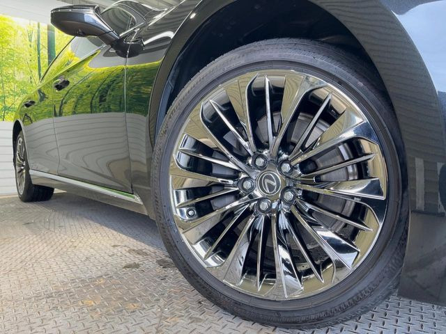 【純正オプション20インチアルミホイール】純正オプションホイールを装着。走行性能の向上に加え、外観もよりスタイリッシュになっています。