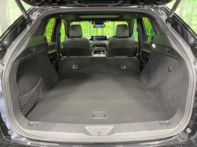 後席を格納すると、これだけの広さが!シーンに合わせたシートアレンジで、大きな荷物も積むことが出来ます♪