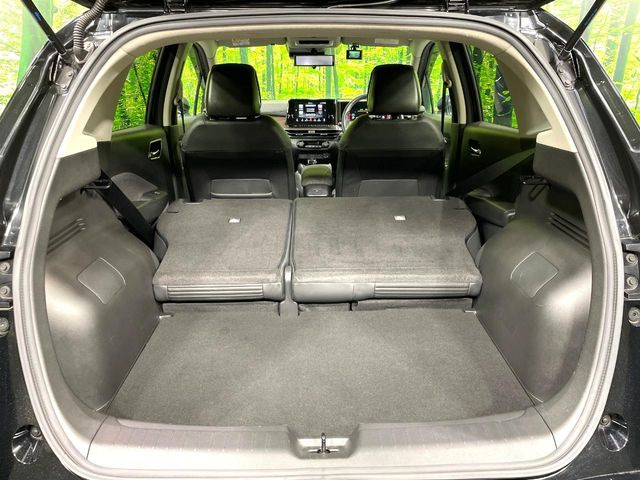 ���i�̂���������ʋ΁A���}���ɏ\���ȉ׎��X�y�[�X���m�ۂ��Ă���܂��B�Z�J���h�V�[�g��|���ƁA�傫�ȉו��̐ύڂ��\�ł���