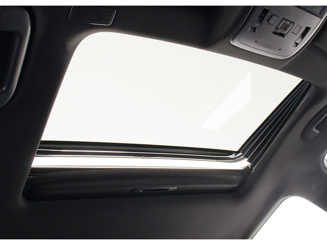 人気装備のサンルーフが付いています!上下チルトに前後スライド機能が付いていますので、様々なドライブシーンで活躍してくれます!!開放感ある車内空間は気持ちがいいですよ!是非体感してみて下さい!
