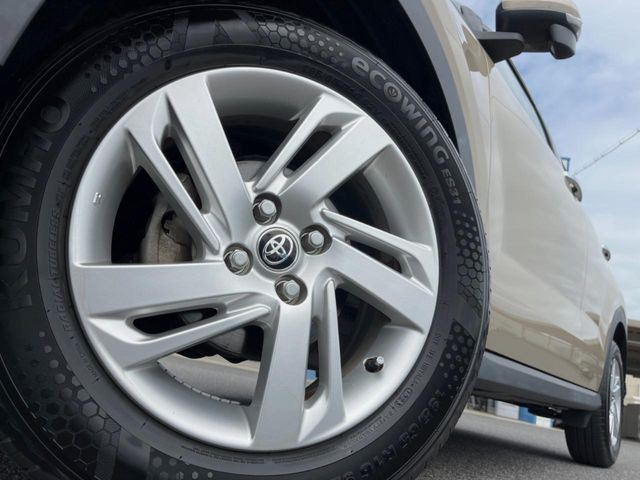 【純正16インチアルミホイール】外観にマッチした純正アルミホイールを装着しております。各種社外アルミホイールや、スタッドレスタイヤも取扱いしております。是非ご相談ください♪