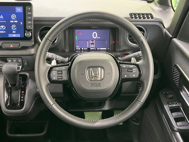 �C���e���A�ɍ��킹���f�U�C���̃X�e�A�����O�́A�^�]�������̂��Ƃ��l���A�^�]���₷���`��A�傫���ł��B�����x�A���ۂɐG���Ă��m���߂��������B