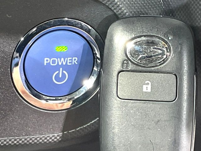 【キーフリーシステム】カバンやポケットに入れたままでもドアの施錠・解錠が可能なスマートキーを装備。エンジンのオン・オフ時もカギを取り出す必要が無いからとっても便利です♪