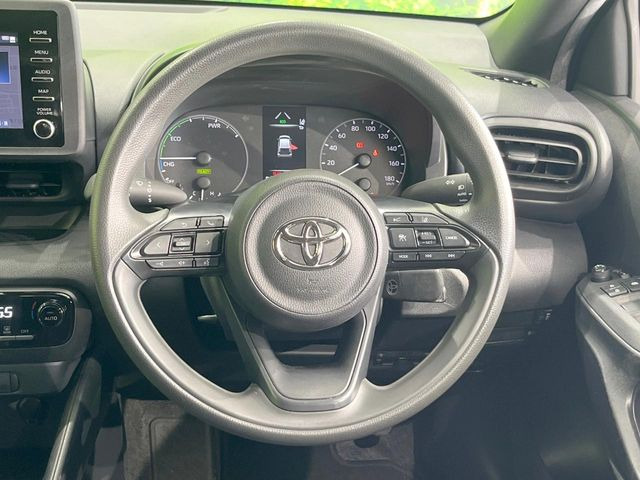 �C���e���A�ɍ��킹���f�U�C���̃X�e�A�����O�́A�^�]�������̂��Ƃ��l���A�^�]���₷���`��A�傫���ł��B�����x�A���ۂɐG���Ă��m���߂��������B