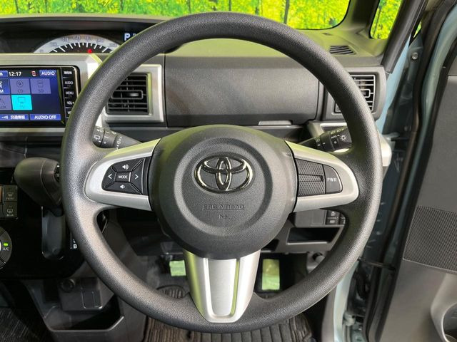 �C���e���A�ɍ��킹���f�U�C���̃X�e�A�����O�́A�^�]�������̂��Ƃ��l���A�^�]���₷���`��A�傫���ł��B�����x�A���ۂɐG���Ă��m���߂��������B