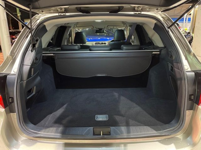 積み下ろしのしやすいデッキにはたっぷりと荷物を積み込んでいただけます。遊びから仕事まで、様々なシーンで頼れます♪