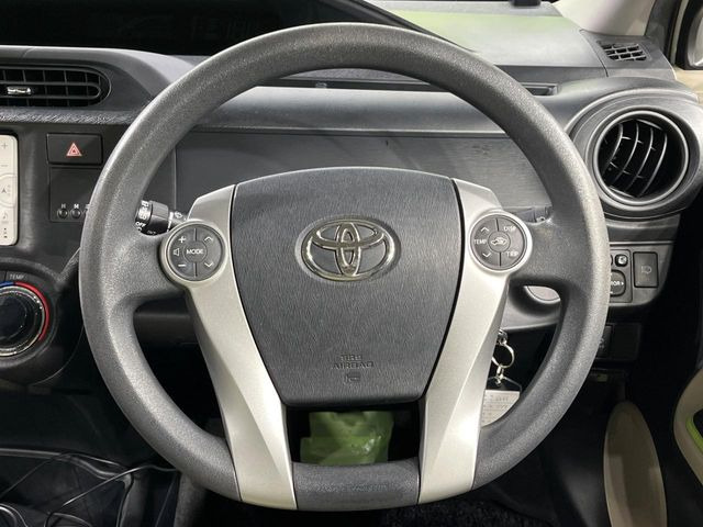 �C���e���A�ɍ��킹���f�U�C���̃X�e�A�����O�́A�^�]�������̂��Ƃ��l���A�^�]���₷���`��A�傫���ł��B�����x�A���ۂɐG���Ă��m���߂��������B