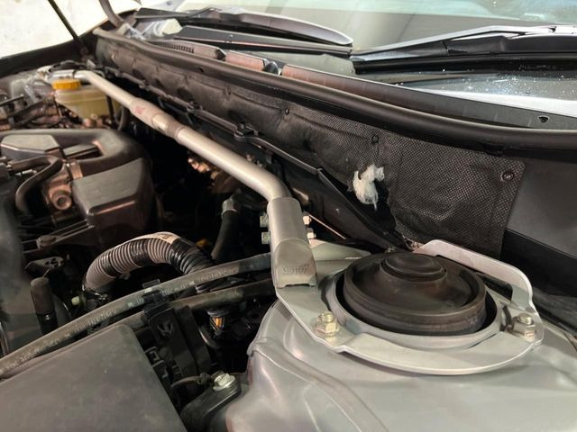 【STIタワーバー】お車の剛性を高めるタワーバーを装備。よりスムーズなコーナリング走行が可能となり、走りも楽しめます。