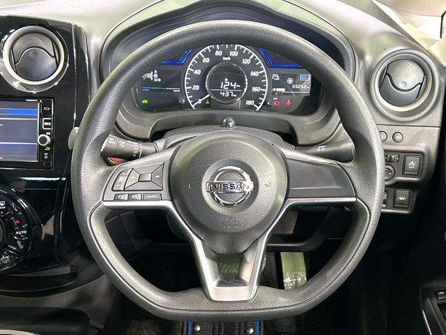 �C���e���A�ɍ��킹���f�U�C���̃X�e�A�����O�́A�^�]�������̂��Ƃ��l���A�^�]���₷���`��A�傫���ł��B�����x�A���ۂɐG���Ă��m���߂��������B