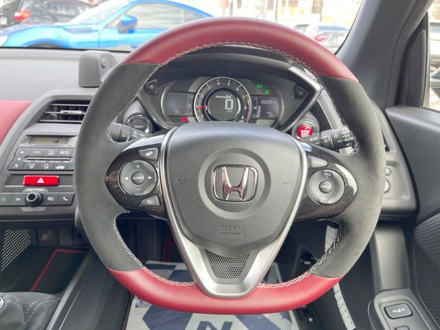 �C���e���A�ɍ��킹���f�U�C���̃X�e�A�����O�́A�^�]�������̂��Ƃ��l���A�^�]���₷���`��A�傫���ł��B�����x�A���ۂɐG���Ă��m���߂��������B