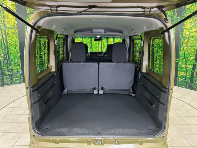 ラゲッジルームは、大容量のスペースを確保。普段のお買い物からレジャーまで、幅広く活躍してくれます!また、リアシートを倒すことでバリエーション豊かにお使いいただけます。