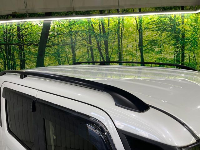 【ルーフレール】外観の魅力を引き立てるとともに、ウィンタースポーツや釣り、ロードバイク等で使う各種ギアを積むキャリア取り付けベースに!アクティブなカーライフを楽しむには必須の装備ですね!