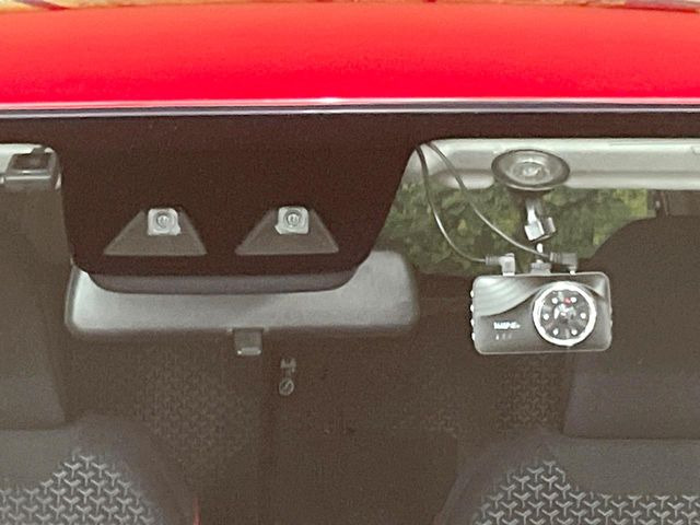 【スマートアシスト】走行中に前方の車両等を認識し、衝突しそうな時は警報とブレーキで衝突回避と被害軽減をアシスト。より安全にドライブをお楽しみいただけます。