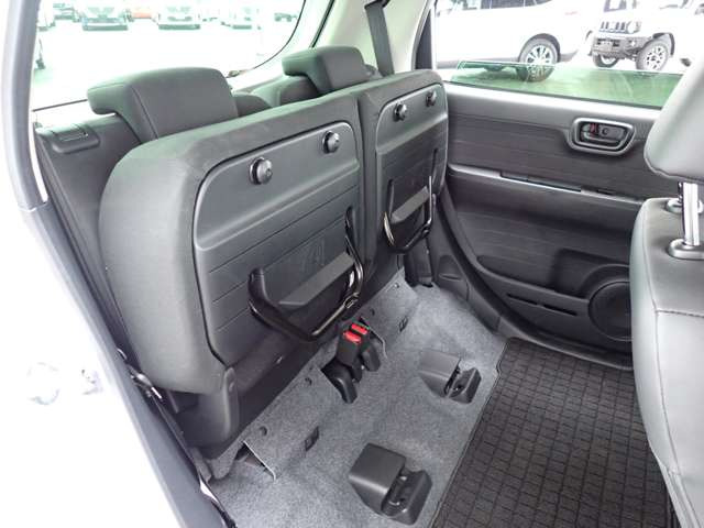 ☆後席を跳ね上げれば、使いやすいもうひとつの荷室!座面を跳ね上げれば、後席が高さのある空間!後ろが狭く、テールゲートが開けられない時に横から積みやすい!!☆