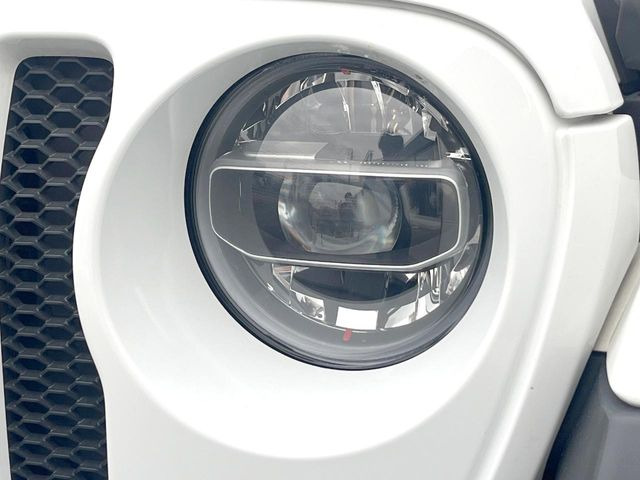 ●LEDヘッドライト:夜間走行時も良好な視界を確保し安心して運転できる高輝度LEDヘッドライトを装備!点灯速度が早く、消費電力も抑えられています。