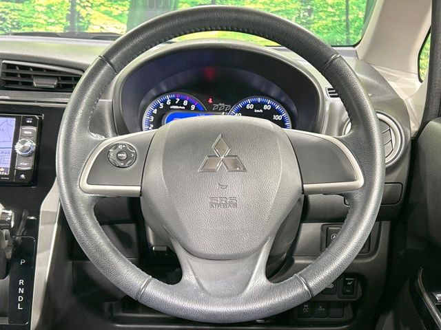 �C���e���A�ɍ��킹���f�U�C���̃X�e�A�����O�́A�^�]�������̂��Ƃ��l���A�^�]���₷���`��A�傫���ł��B�����x�A���ۂɐG���Ă��m���߂��������B